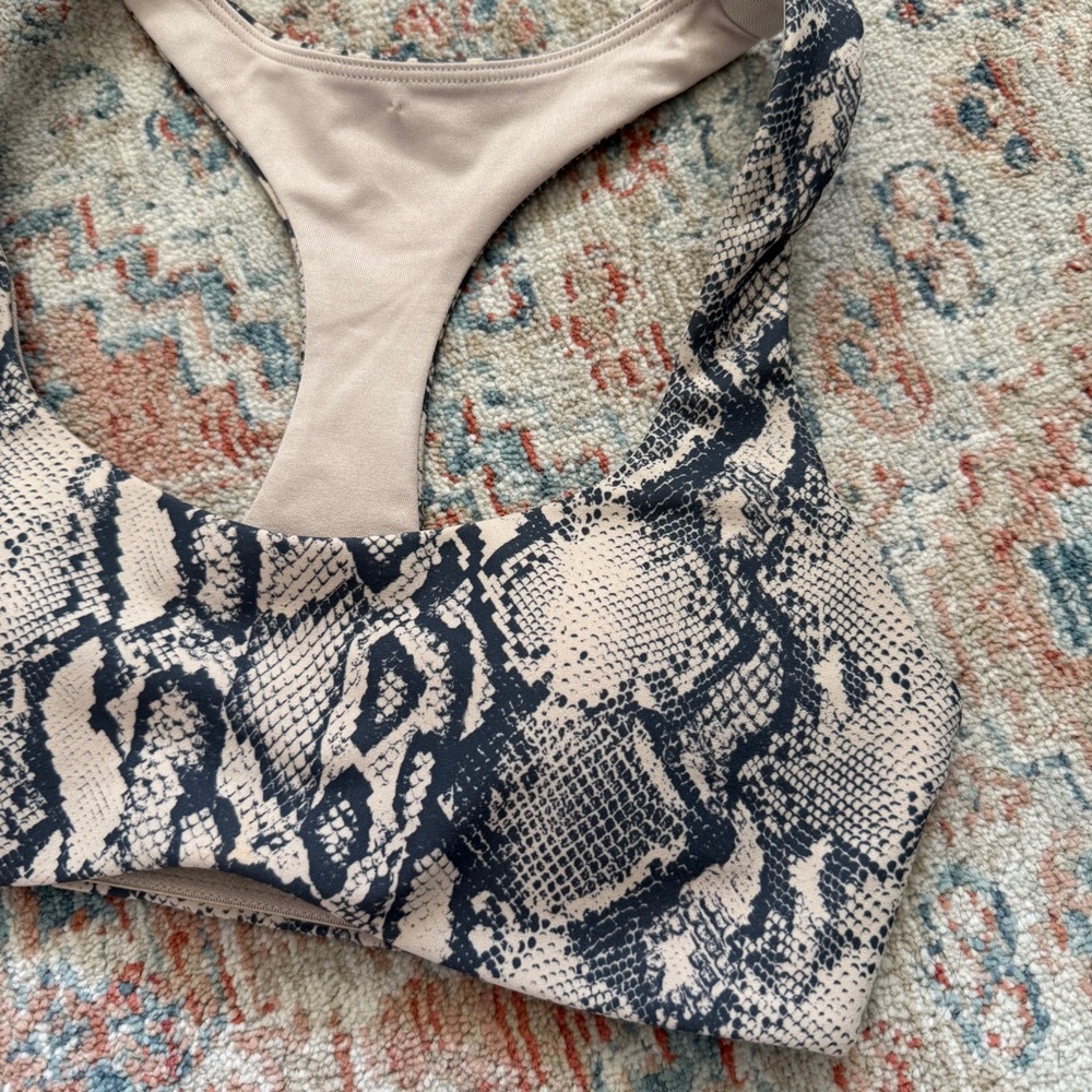 Lorna Jane Soft Serpentine Sports Bra — Size XS - Picture 4 of 5